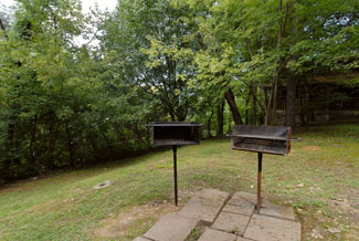 Pigeon Forge Cabin that features a charcoal grill